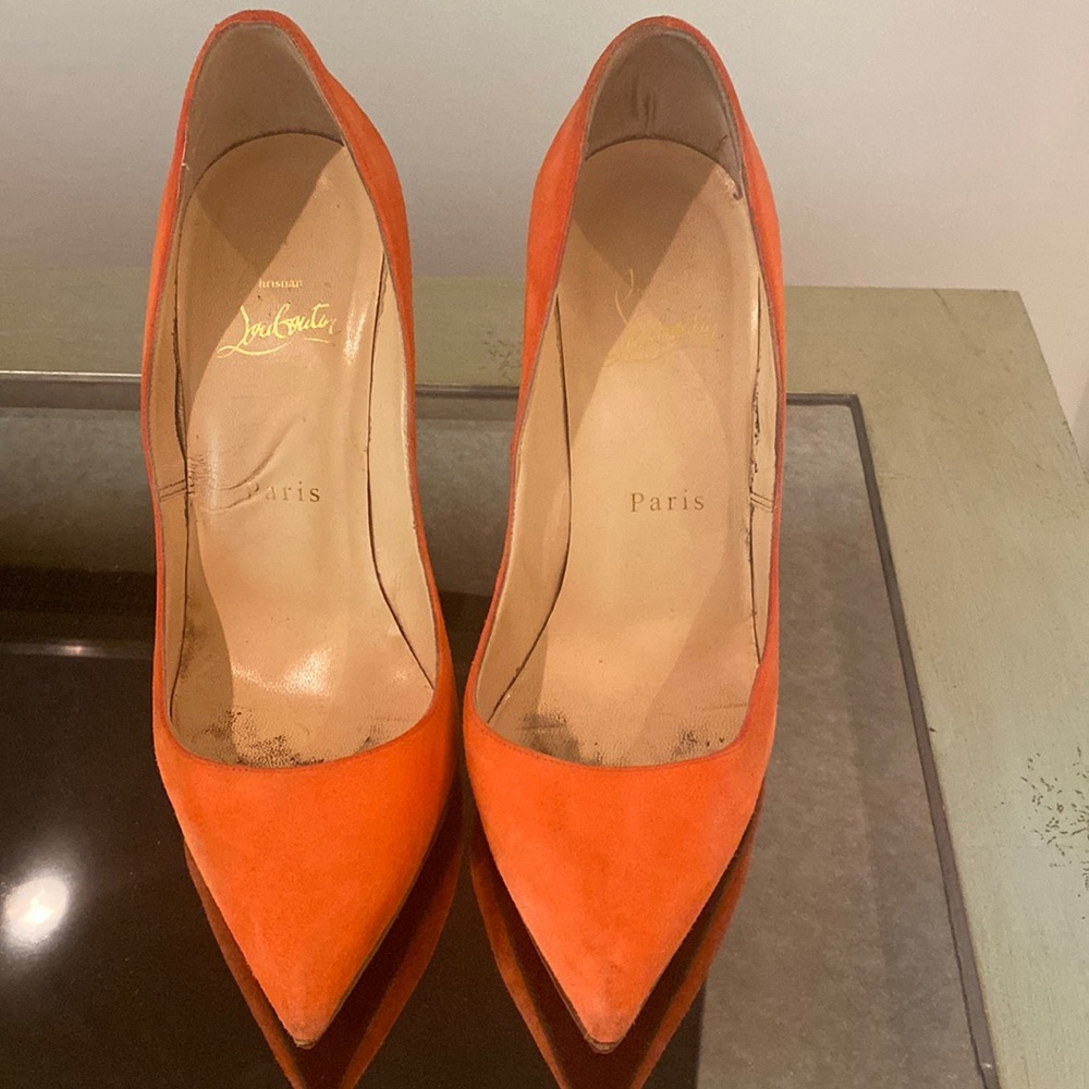 Orange suede so Kate Christian Louboutin pump